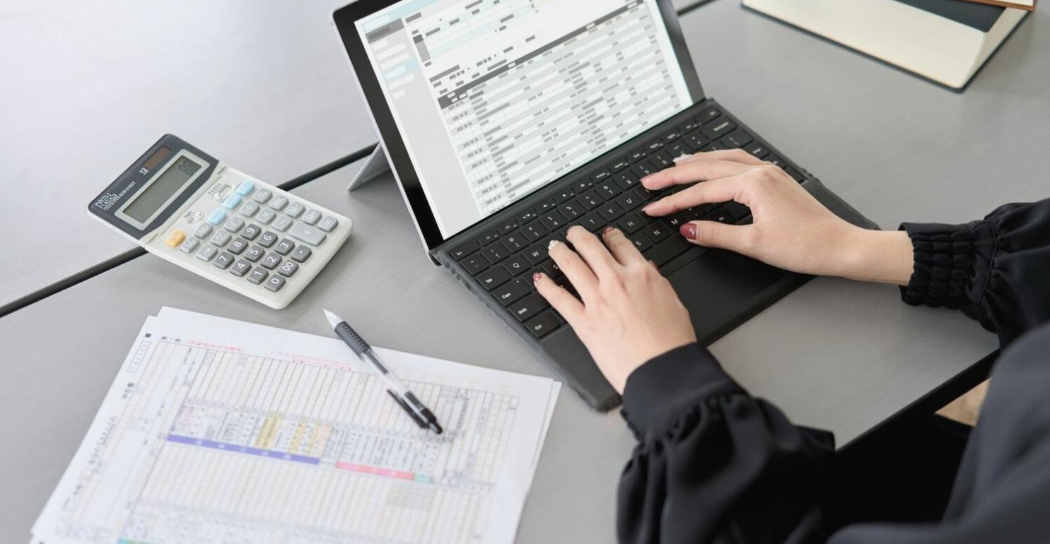 Echipa noastră lucrând împreună la strategii bugetare