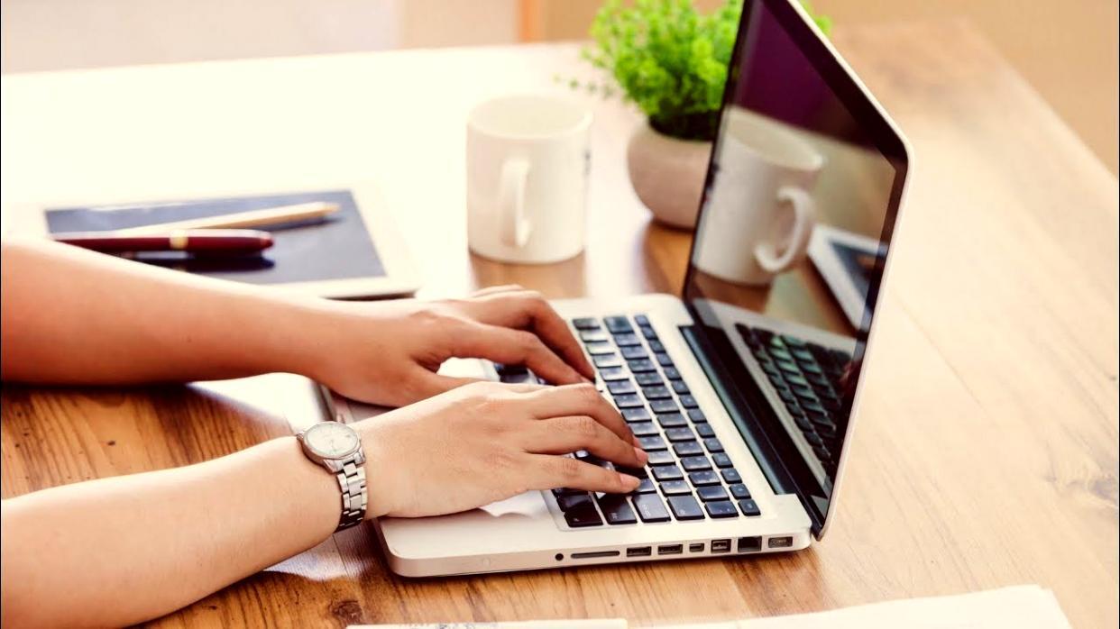 Participanți analizând documente financiare într-o sesiune de seminar