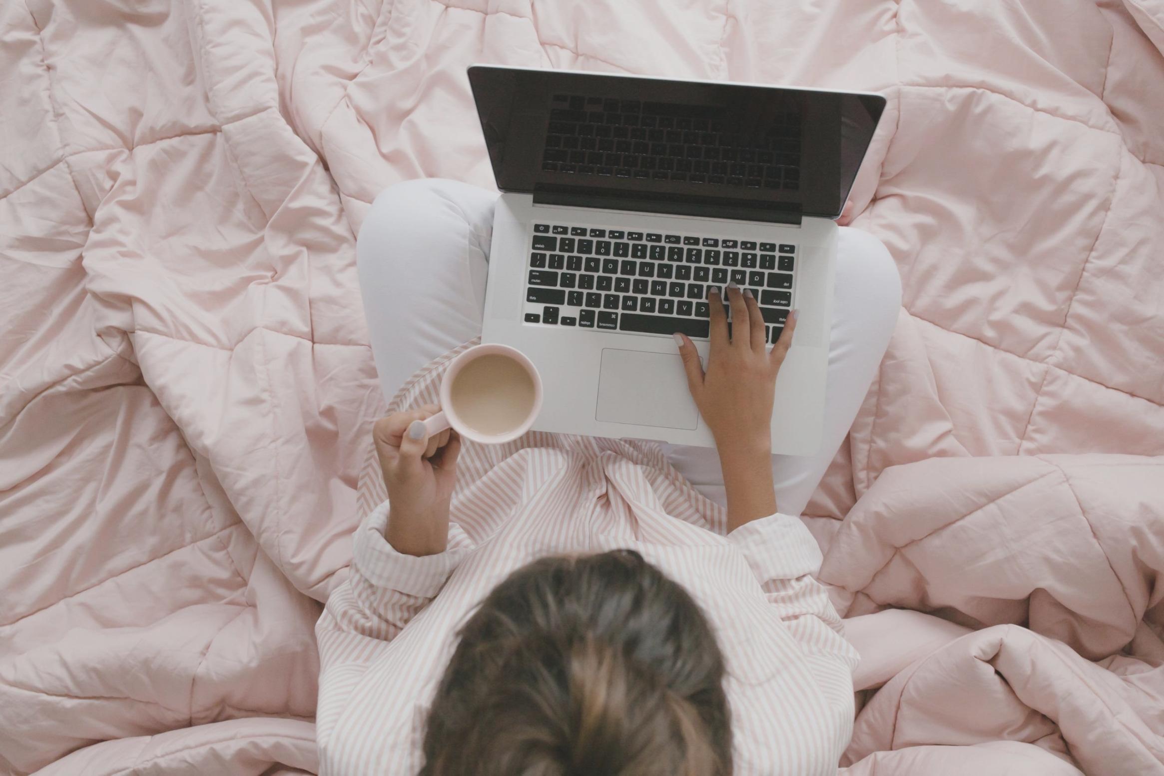 Grup de participanți discutând strategii de alocare bugetară